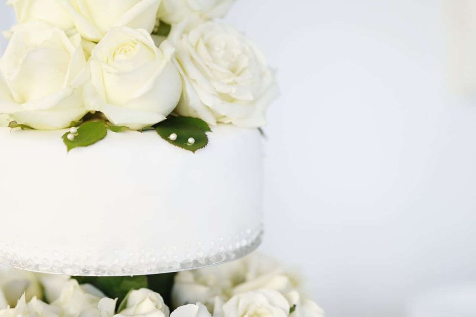Свадебный торт одноярусный серого цвета с белыми розами
