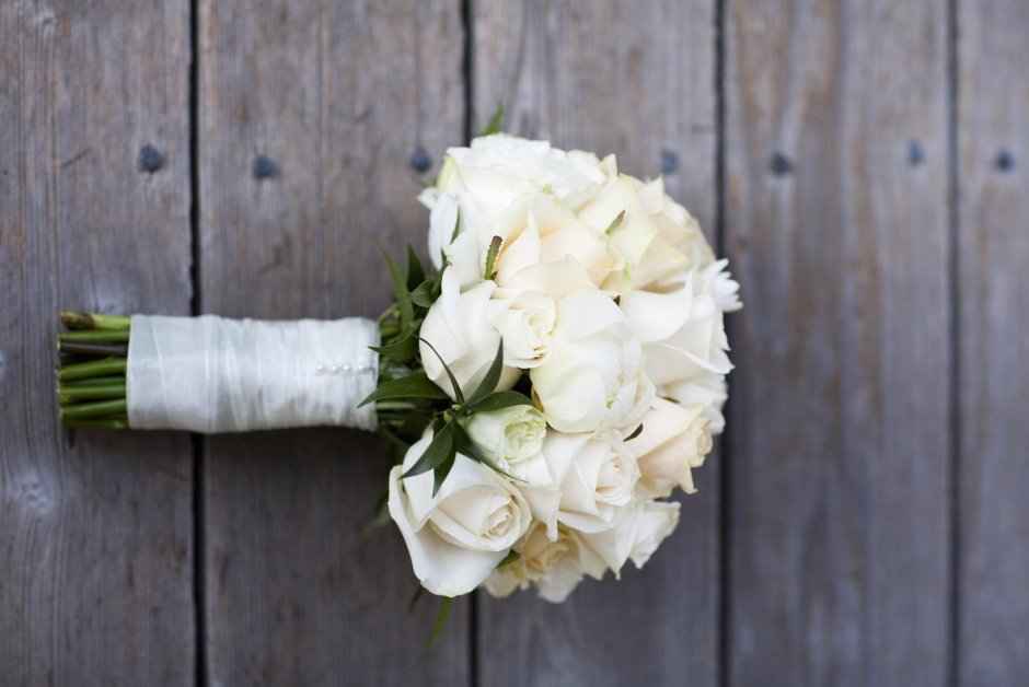 Букет невесты 2022 белые розы