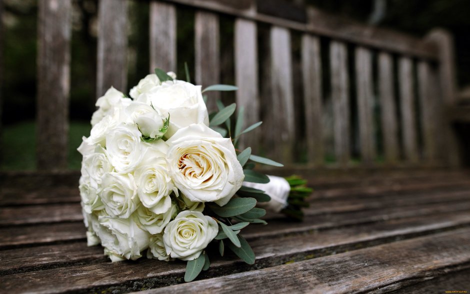 Свадебный букет невесты розы