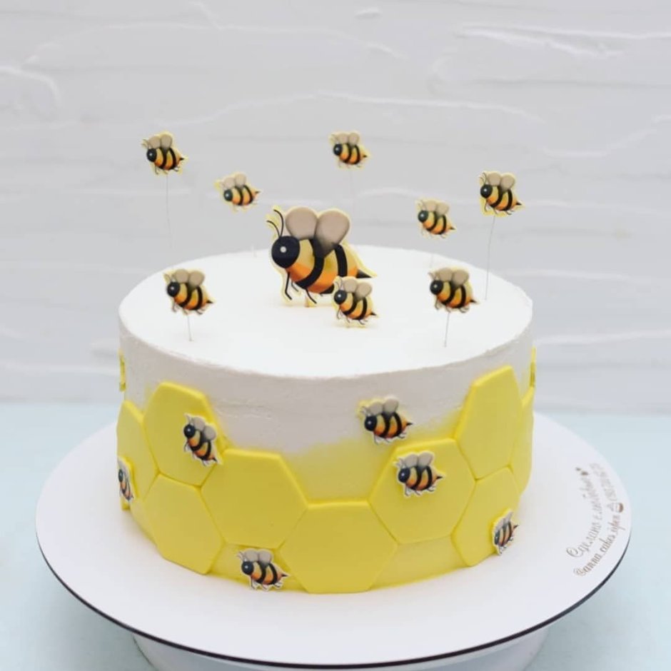 Торт в виде улья с пчелами
