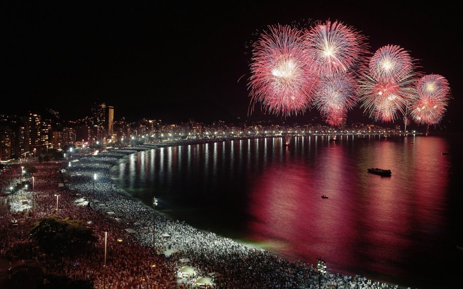 Новый год пляж Копакабана в Рио-де-Жанейро