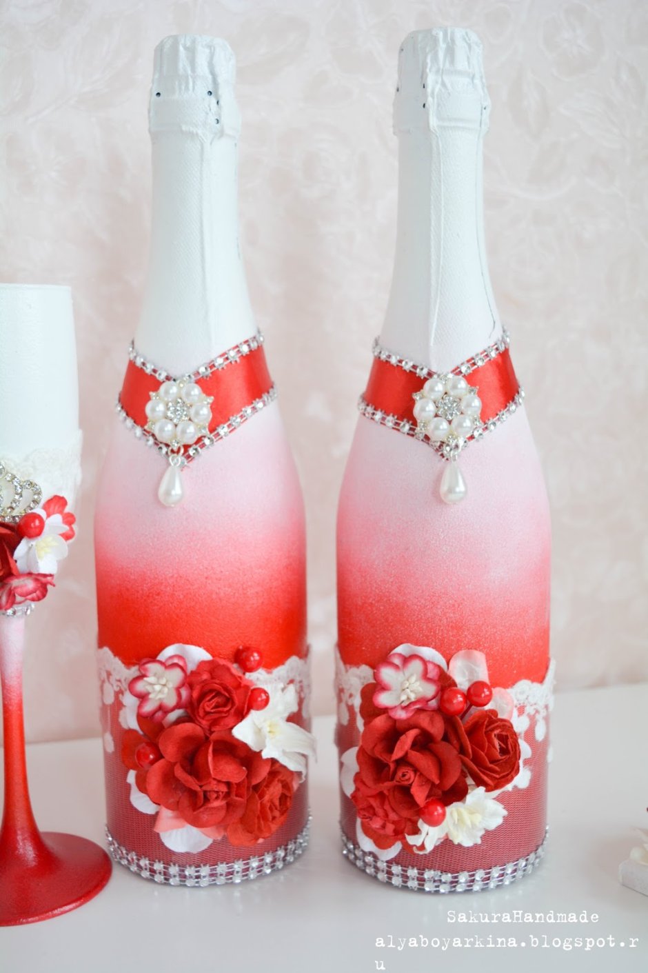 Бутылки на свадьбу красно белые
