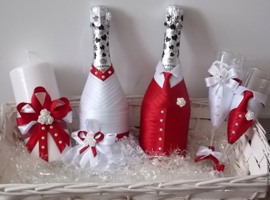 Бутылки шампанского на свадьбу в Красном цвете