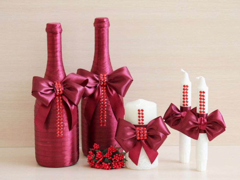 Бордовый декор свадебных бутылок краской