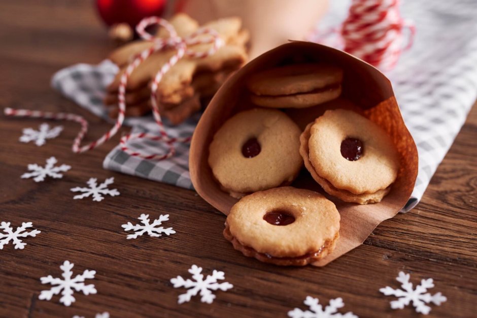 Печенье Рождественская звезда с джемом и ореховой посыпкой