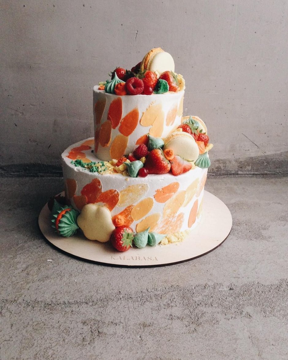 Свадебный торт с макаронами и ягодами