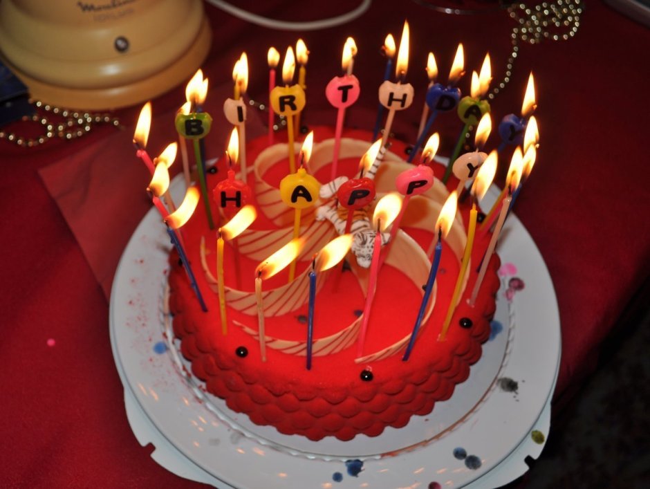 Праздничный торт со свечами