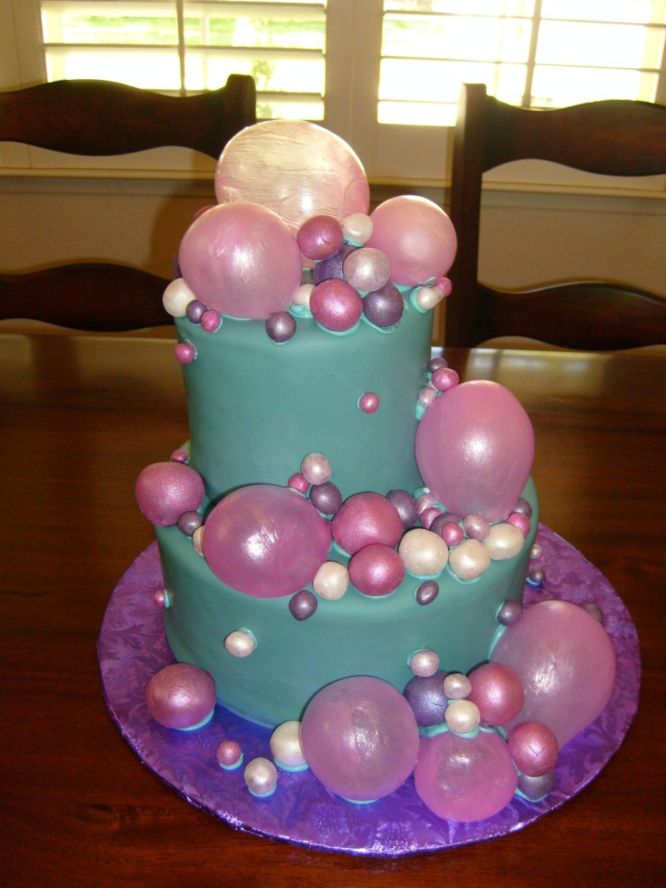 Двухярусный торт с шарами