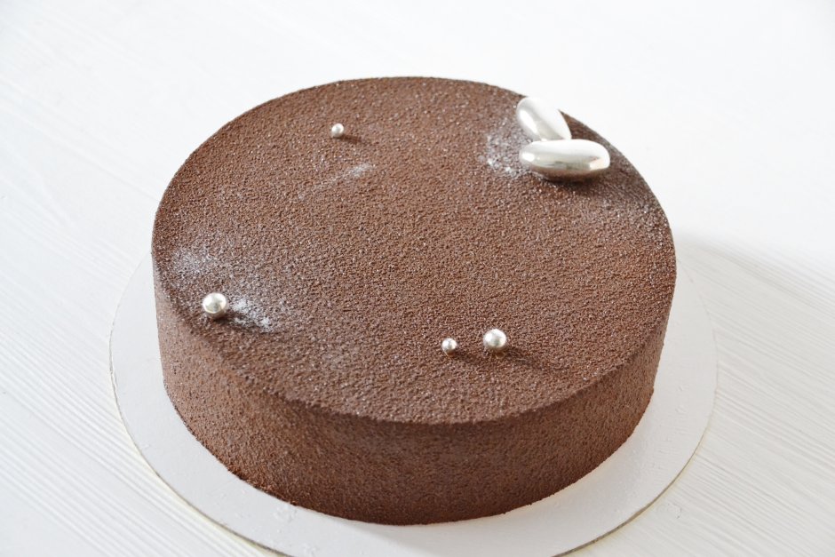 Шоколадный велюр на бисквитном торте