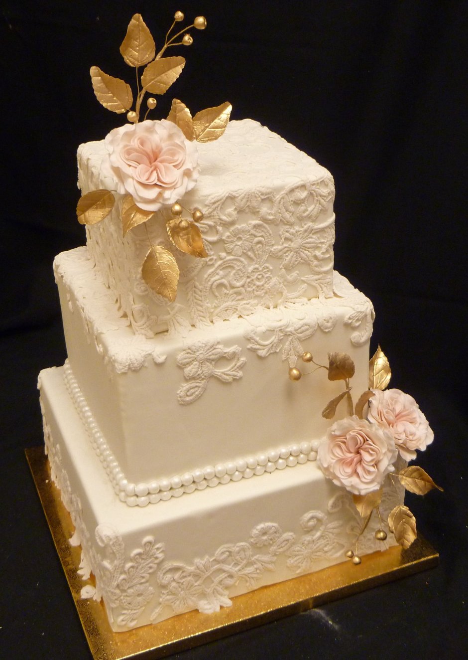 Красивый белый свадебный торт квадрат