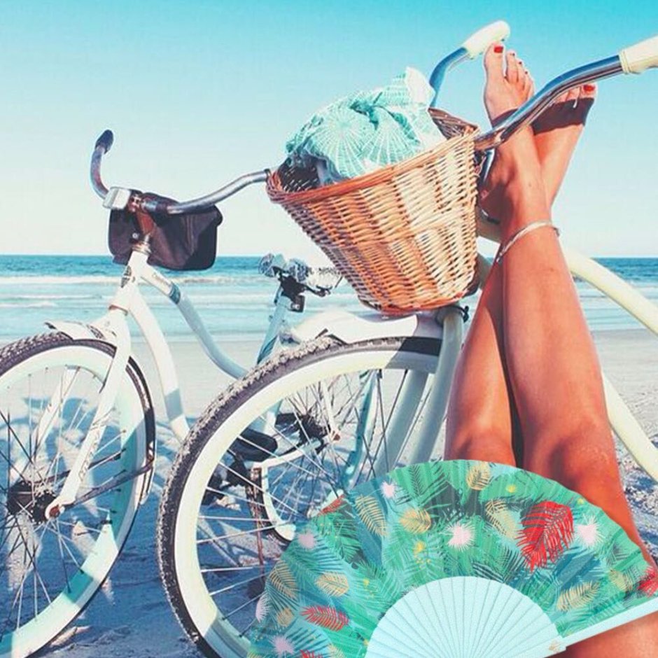 Девушка на велосипеде на море