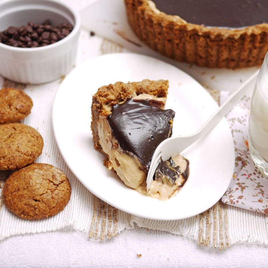 Шоколадный торт с арахисовой пастой