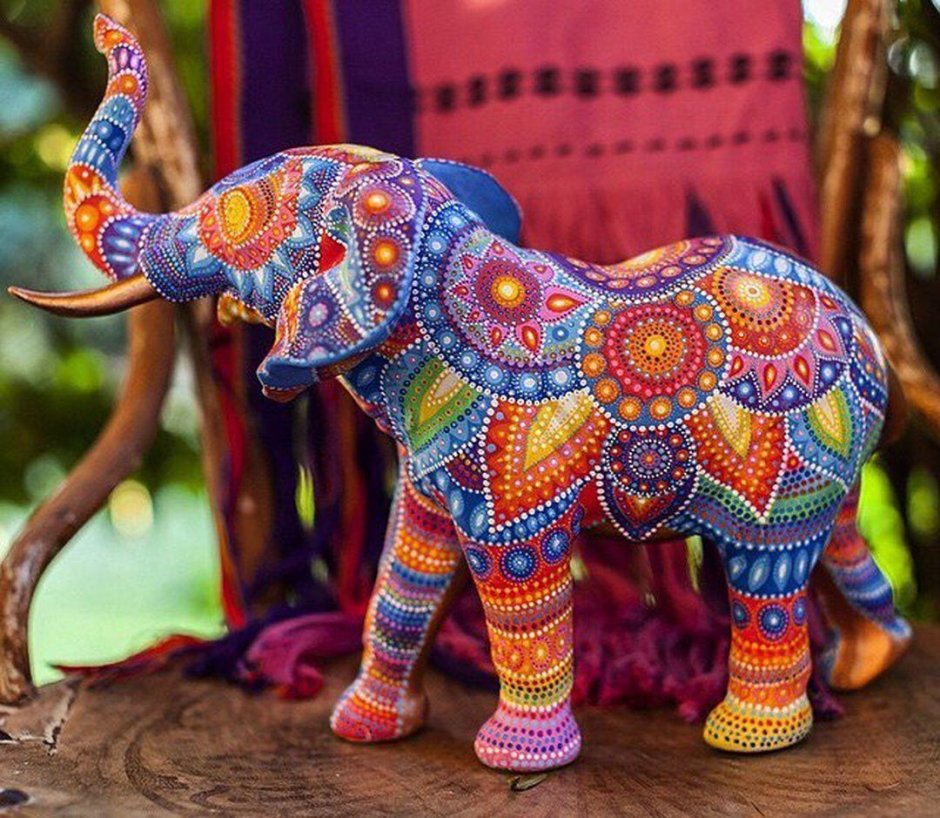 Слон расписной в Индии
