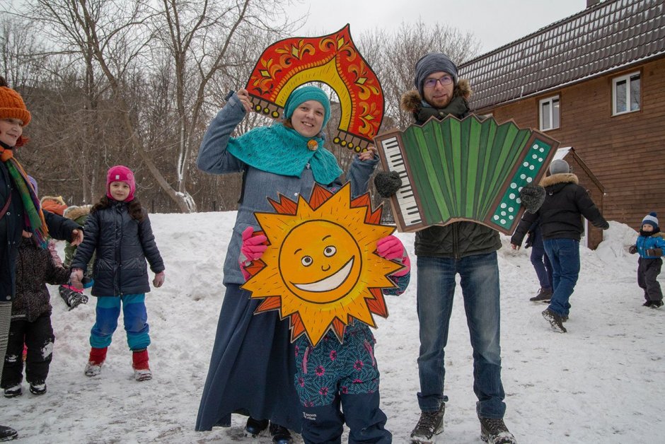 Украшение на Масленицу в школе