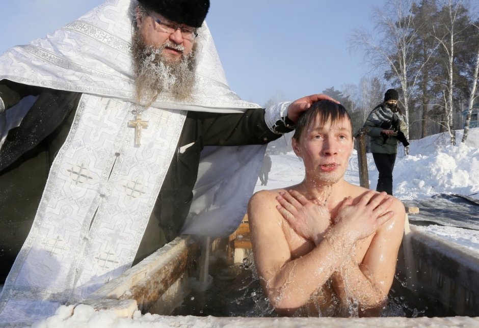 Христиане и православные купаются в проруби