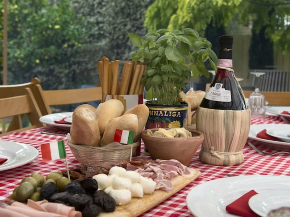 Стол с едой в итальянском стиле