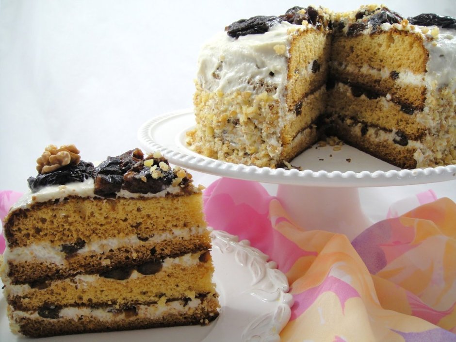 Медовый торт с грецкими орехами курагой и черносливом