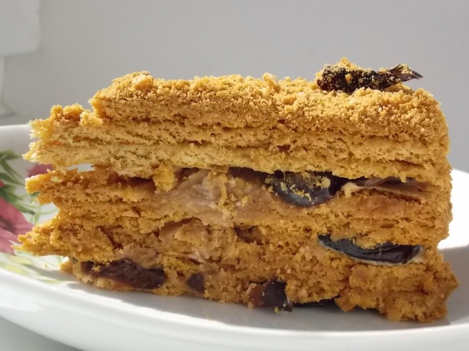 Торт без выпечки с черносливом и грецкими орехами
