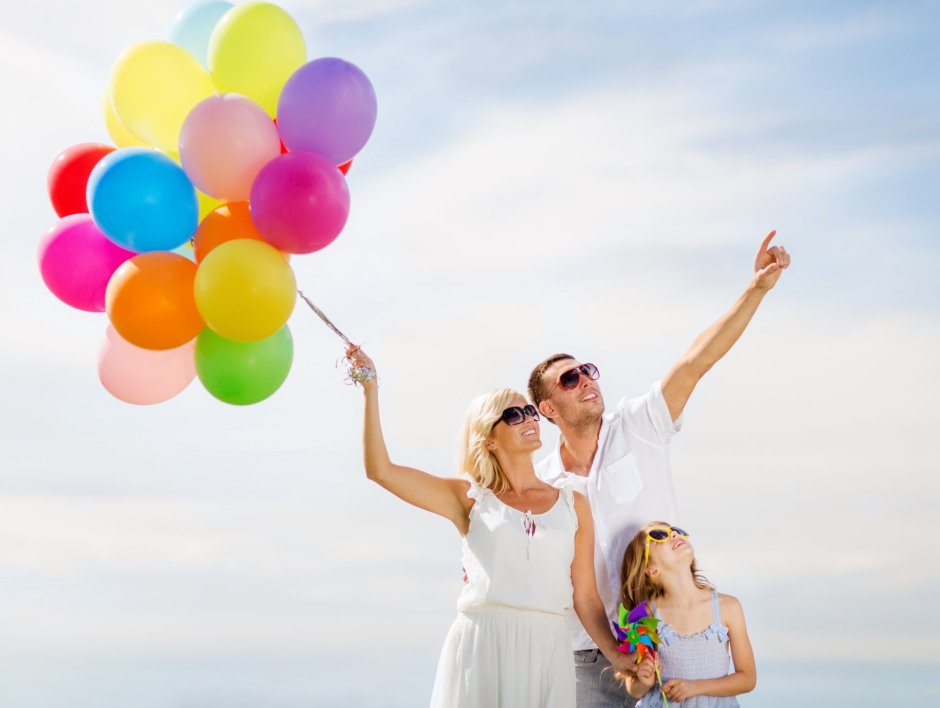 Семья с воздушными шариками