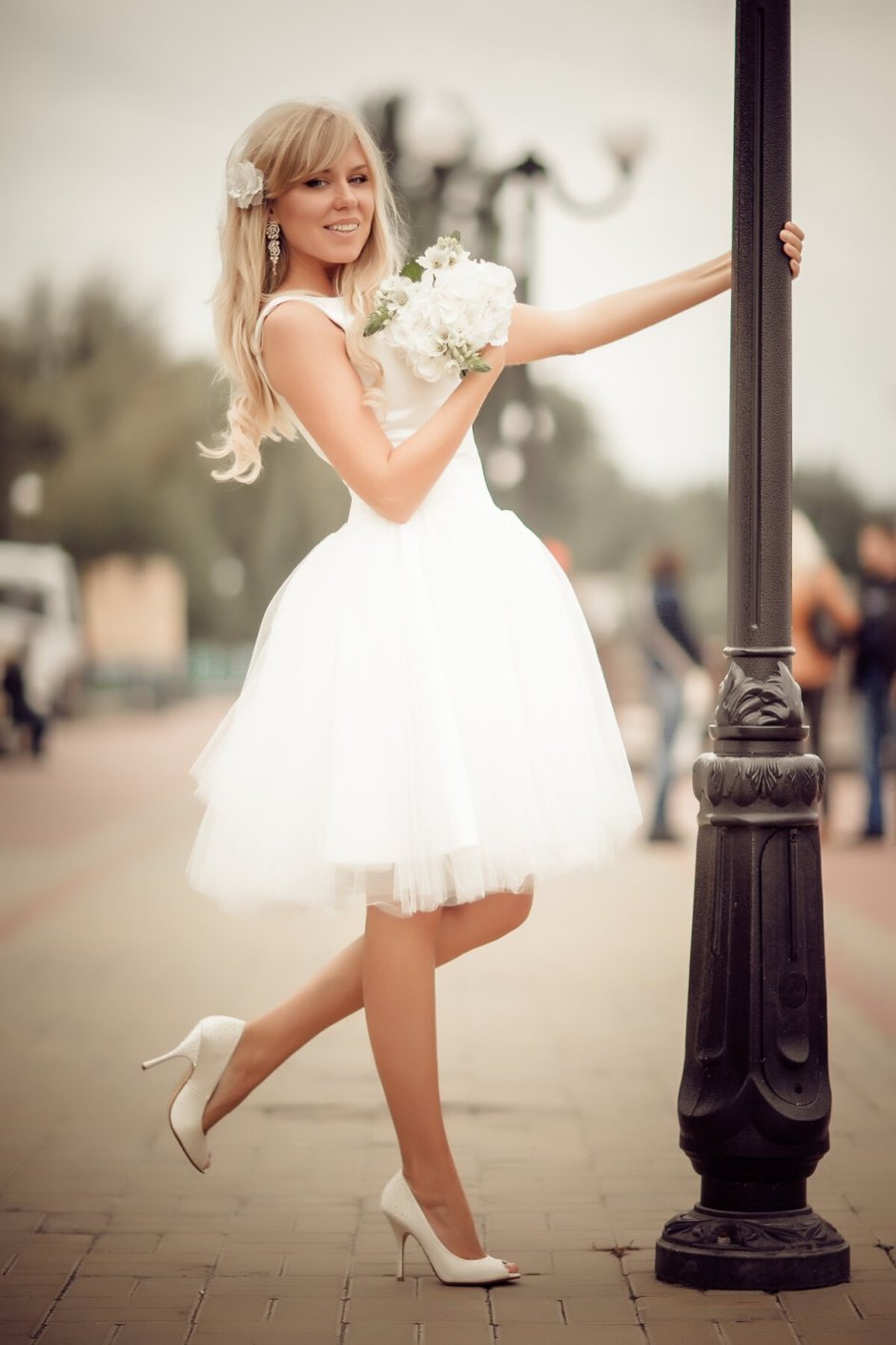 Короткое свадебное платье с кедами