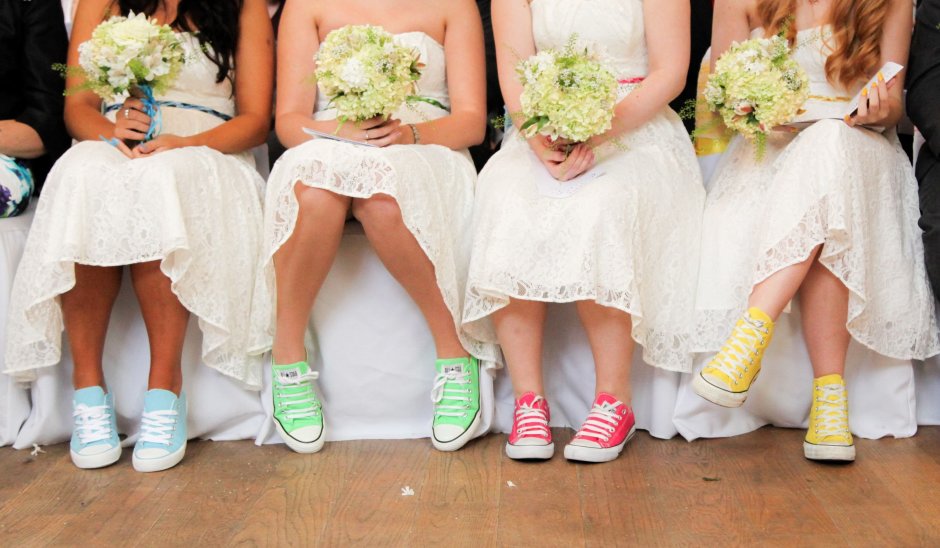 Короткое свадебное платье с кроссовками