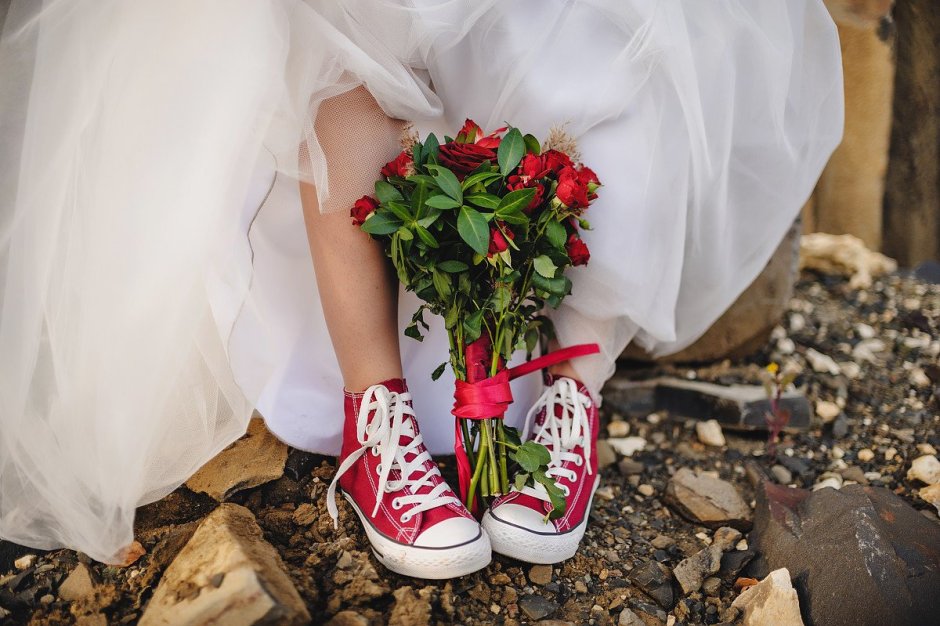 Невеста в кроссовках и в платье