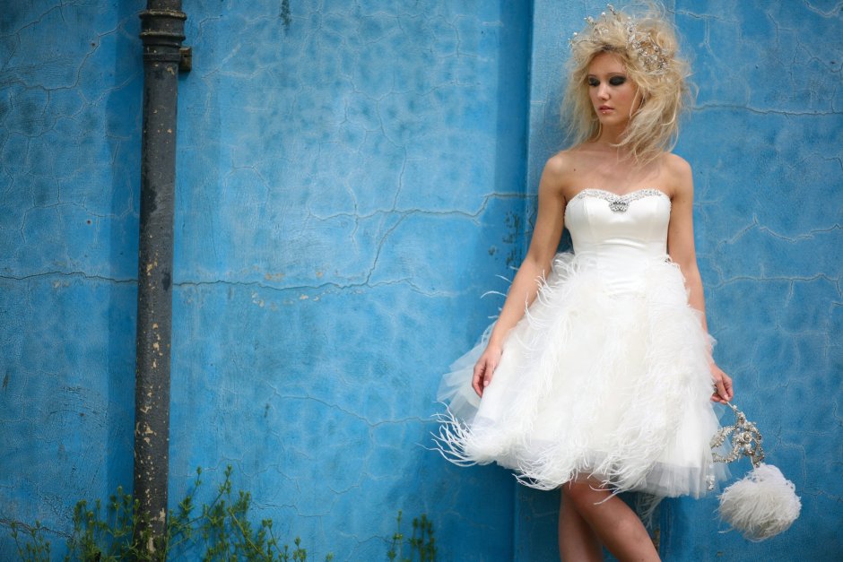 Короткое свадебное платье с перьями