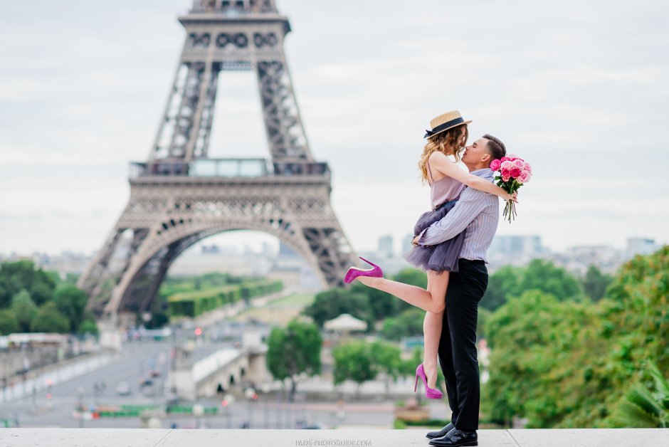 Эйфелева башня Париж Франция влюбленные