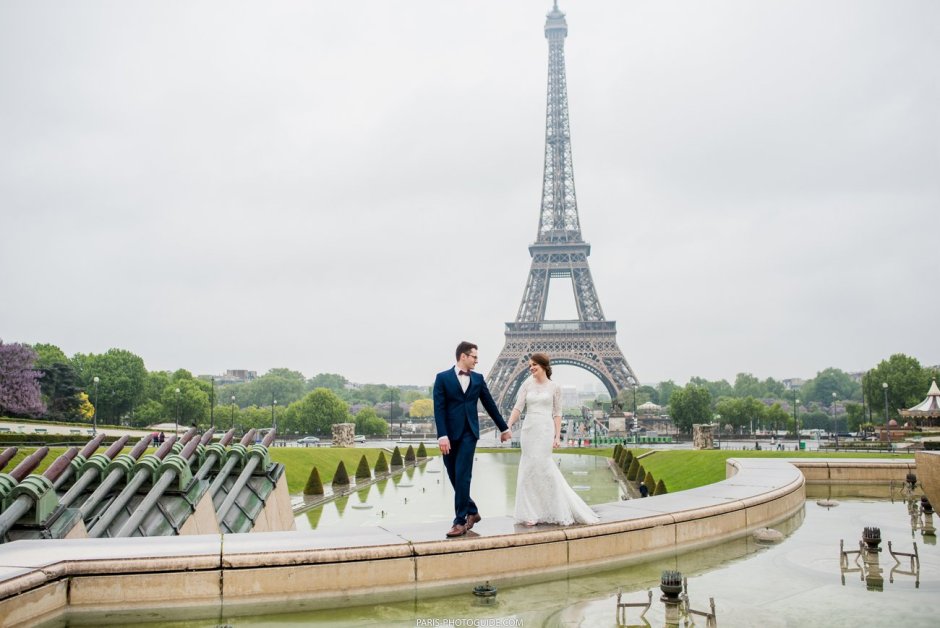 Свадьба на фоне Эйфелевой башни