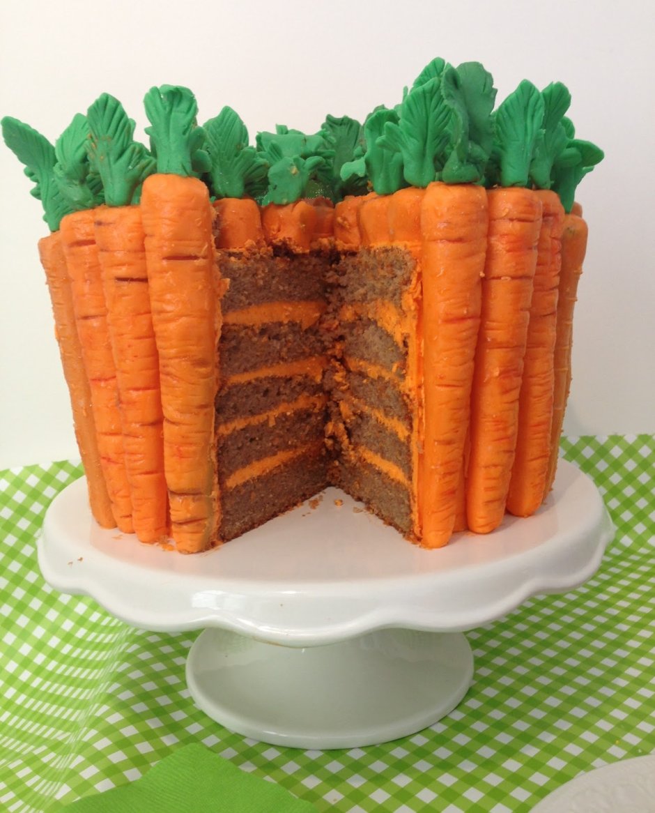 Морковный торт с карамелью и орехами