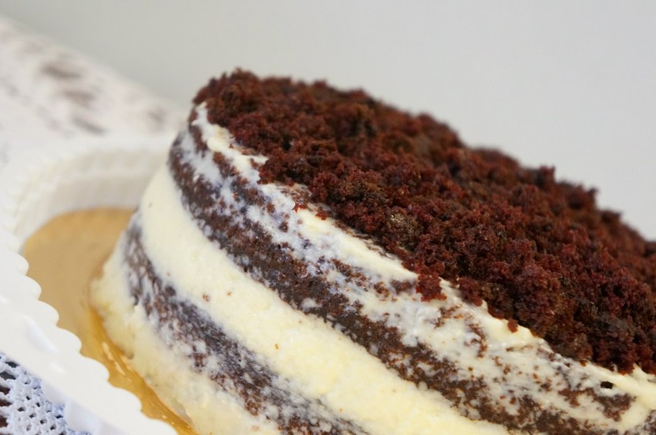 Торт с белым бисквитом и шоколадным кремом