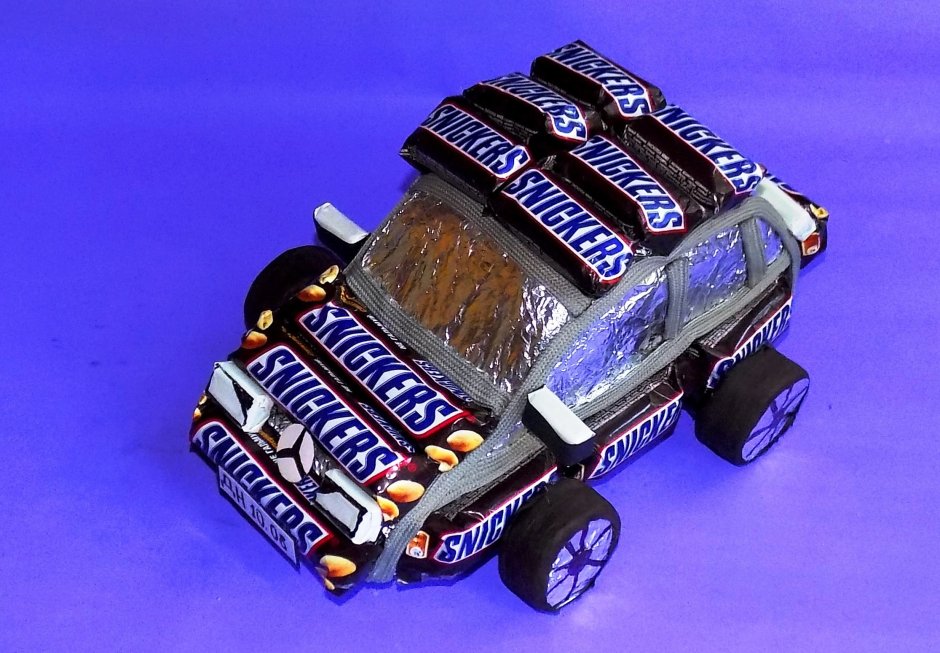 Машина из конфет
