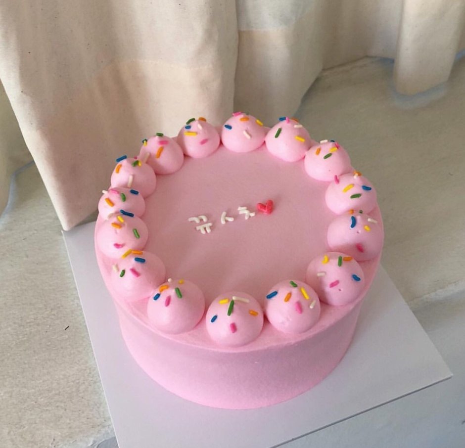 Розовый торт с макаронами