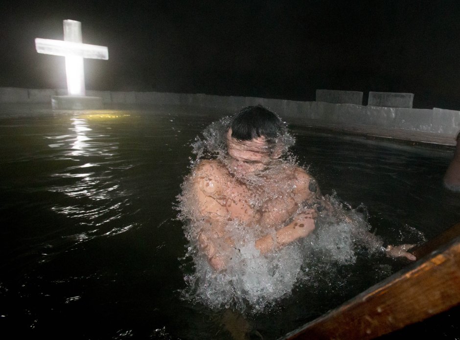 Купание в проруби на крещение на Руси