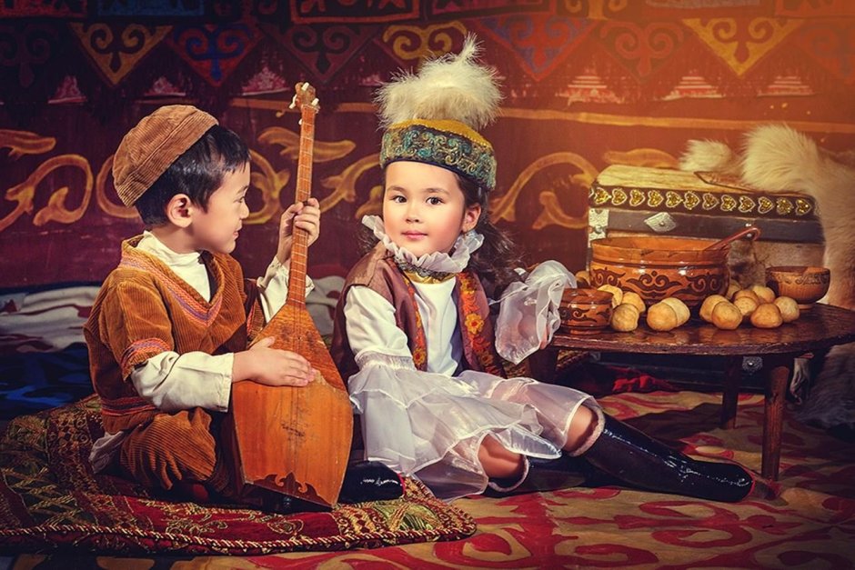 Дети казахи в национальных костюмах