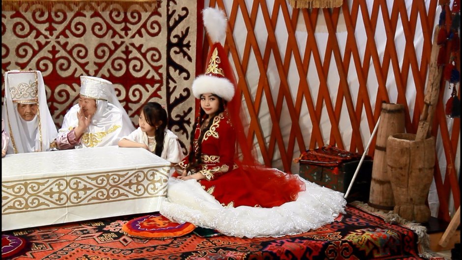 Казахские обычаи и традиции, национальные костюмы