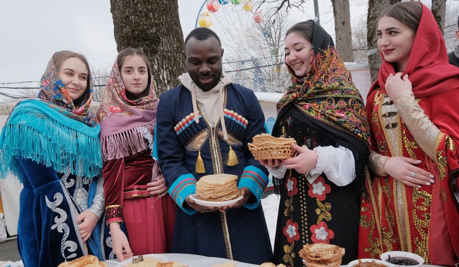 Девочка с блинами