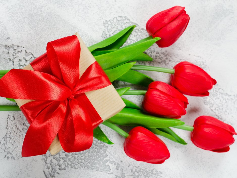 Букет тюльпанов и подарок
