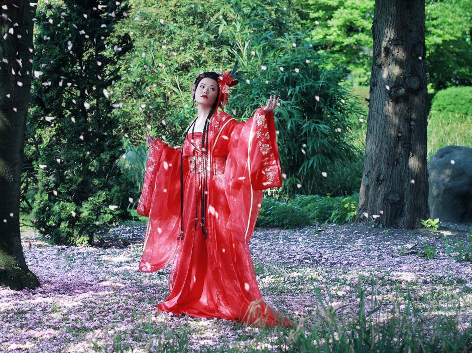 Девушка в Красном кимоно