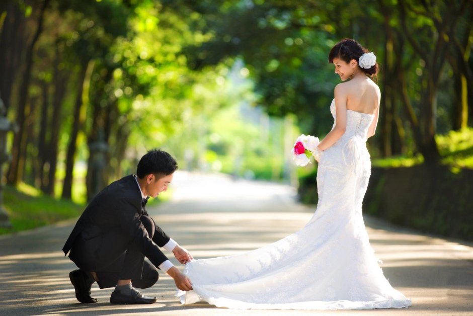 Парень в свадебном платье