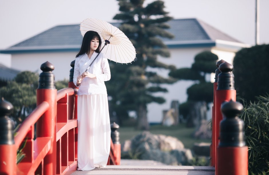 Японская девушка с зонтом