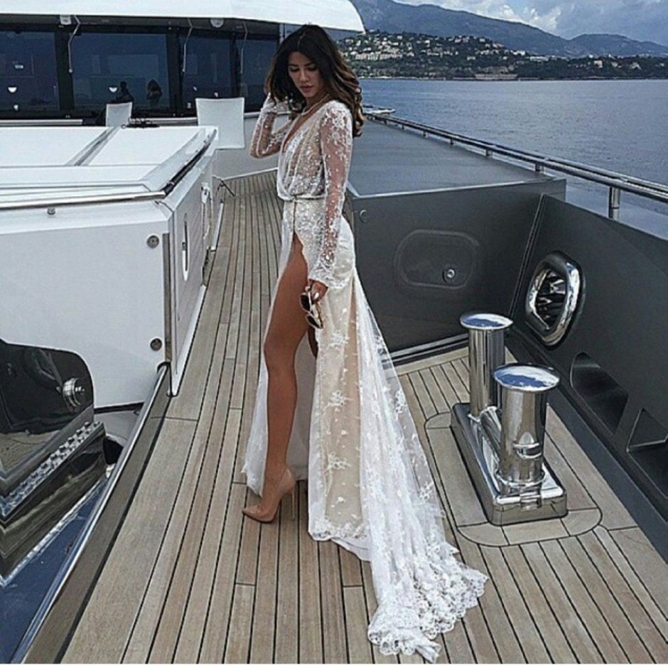 Девушка на яхте в платье