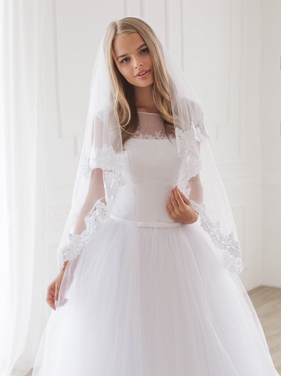 Непышное свадебное платье с фатой