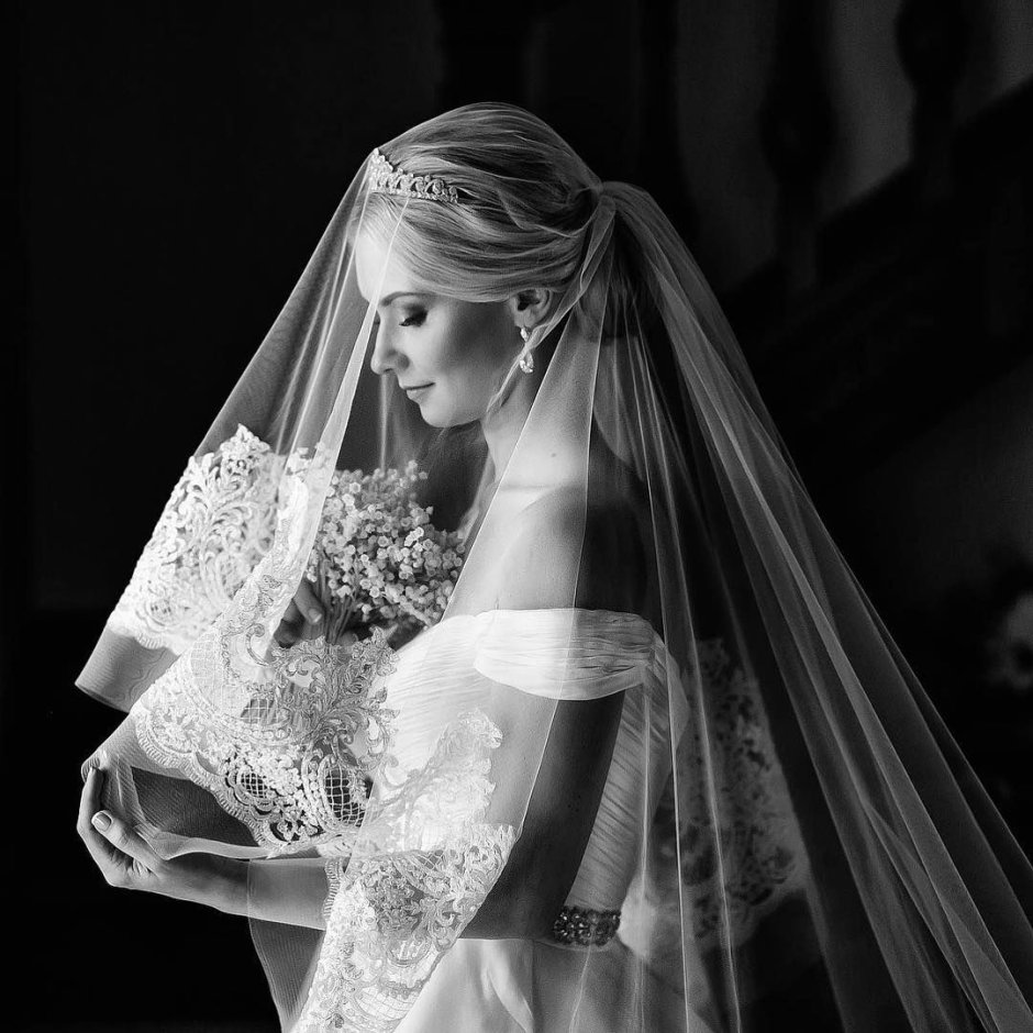 Невеста с фатой на лице
