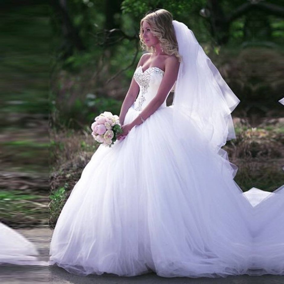 Невесты в платье со шлейфом и фатой