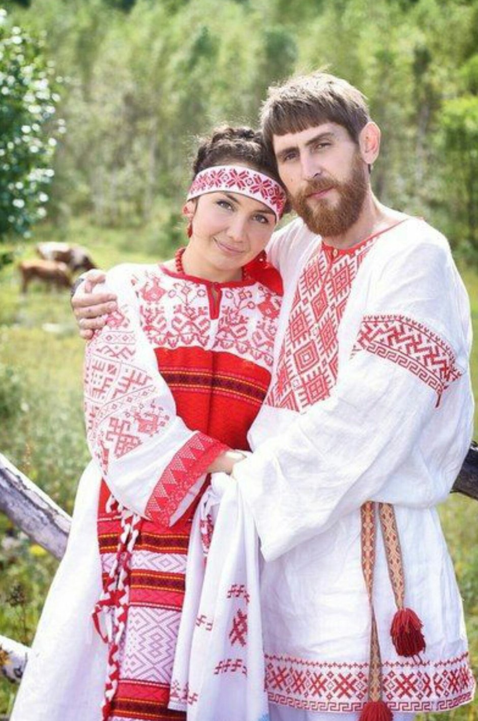 Пара в славянской одежде
