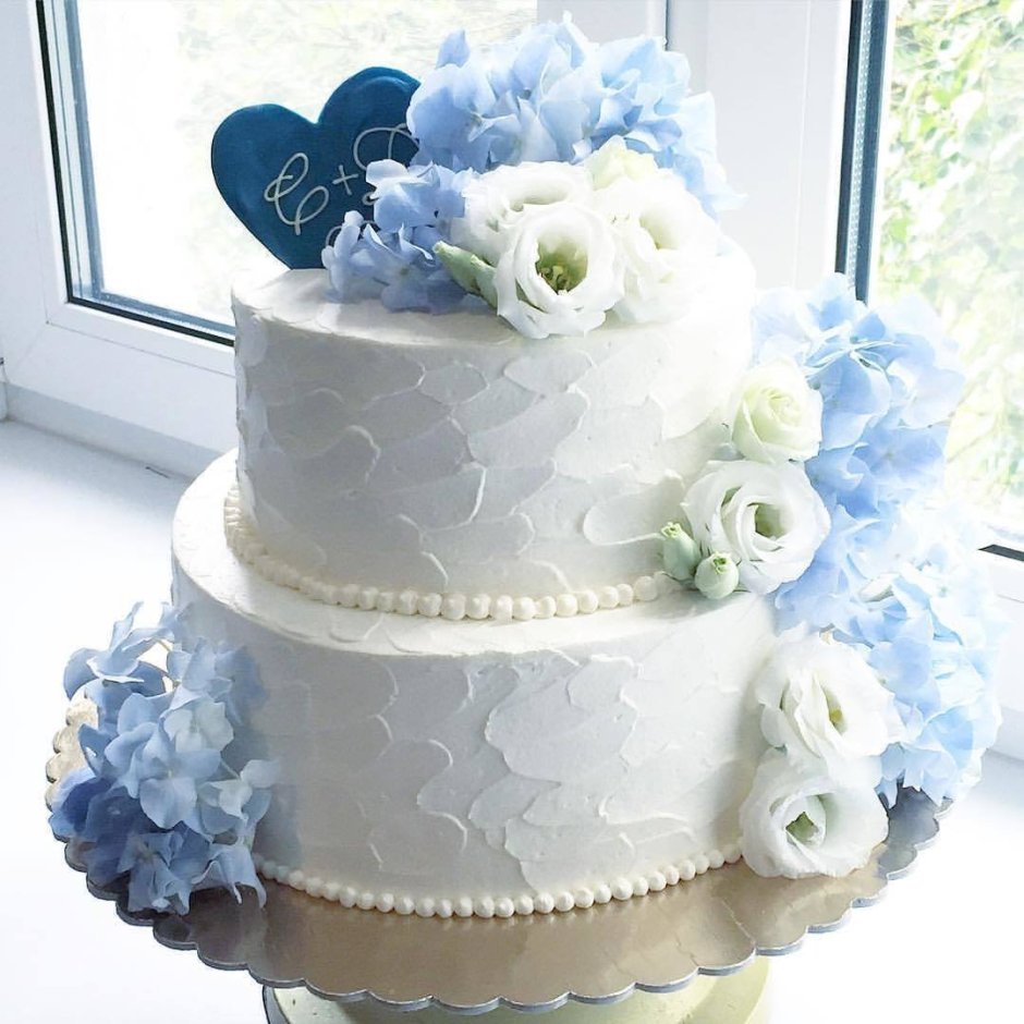 Торт двухъярусный с цветами
