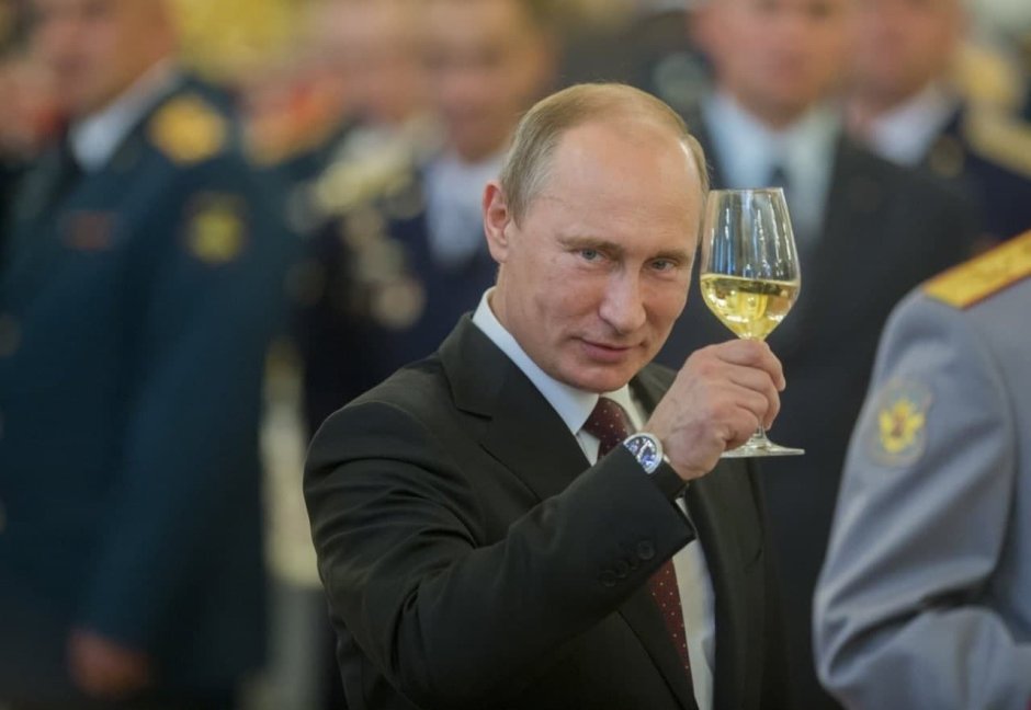 Путин с бокалом с днем рождения