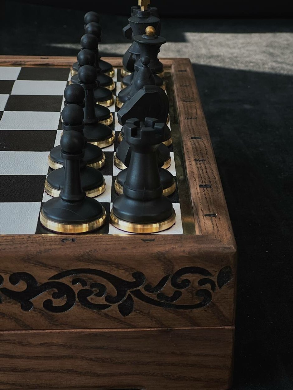 Шахматы с гравировкой черная коробка
