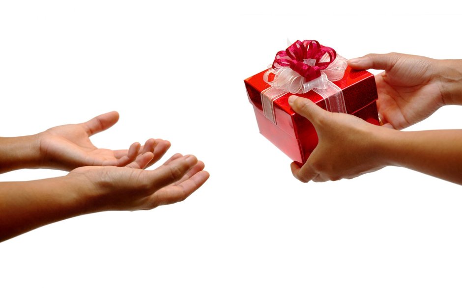 Человек дарит подарок другому